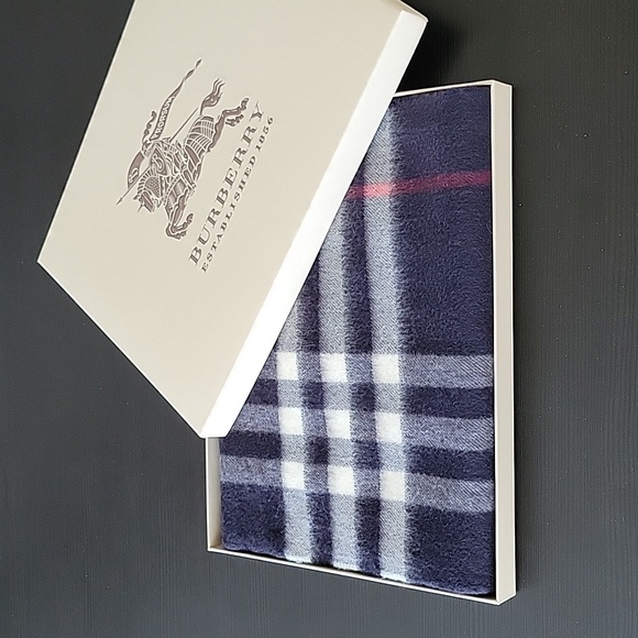 New! Burberry Giant Check Cashmere Scarf Navy Check NWT Gift Box - Picture 6 of 8